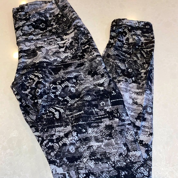 lululemon athletica Pants - Lululemon size 4 25” legging / tight